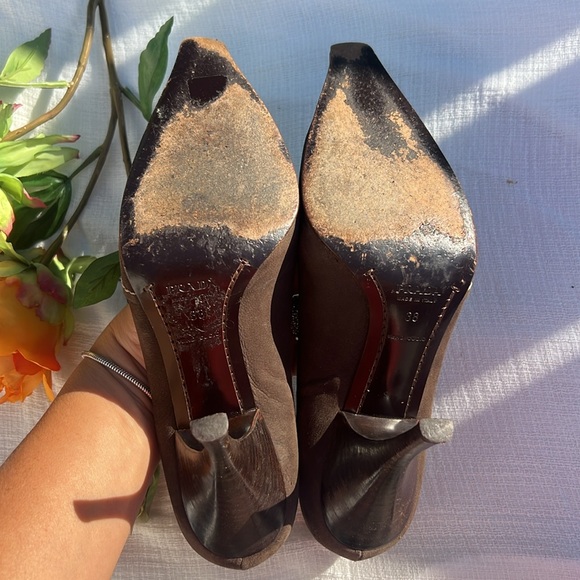PRADA Vintage Leather Pointed Toe Pumps With Floral Buckle. Size 38.🤎 - Picture 7 of 17